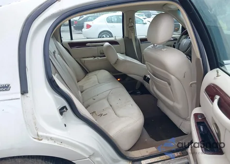 2005 Lincoln Town Car Signature Limited z USA, uszkodzony, nr VIN 1LNHM82W35Y654826